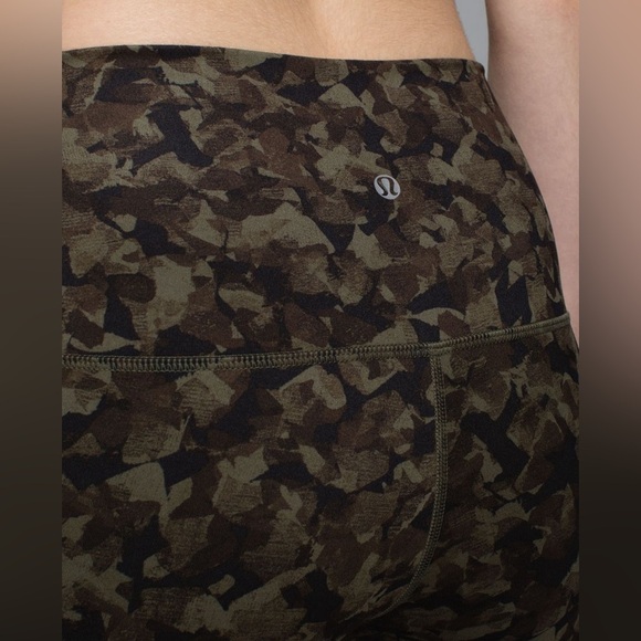 Lululemon Wunder Under Crop II Full On Luon Roll Down
Mystic Jungle *Flawed* - Picture 7 of 14